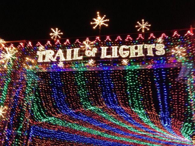 2012/12(Dec)/10(Before Christmas Fun)/640x480_2012-12-21 12 Trail of Lights.jpg